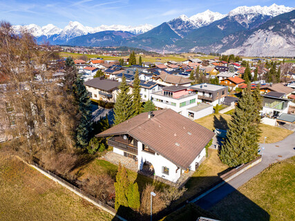 Traditionelles Landhaus auf großem Grundstück