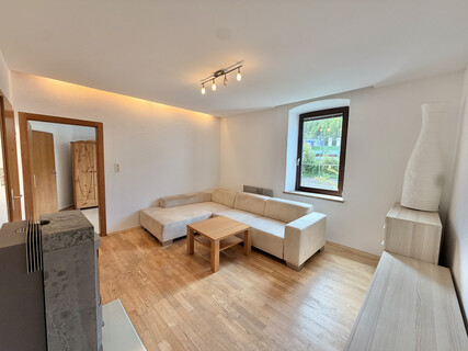 Sanierungsbedürftige 2-Zimmer-Wohnung mit verglaster Loggia und Gartenanteil in Matrei am Brenner