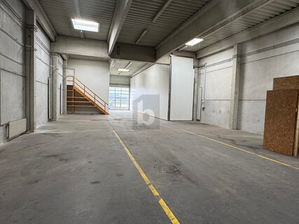 PERFEKT GELEGENE LAGERHALLE MIT BÜRORÄUMLICHKEITEN