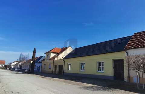 RENOVIERT - MIT UNEINSICHTIGEM GARTEN UND ZWEITEM ZUGANG