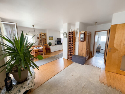 3 - 4 Zimmer Wohnung mit Terrasse, 2 TG Plätze