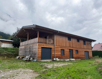 GROßZÜGIGES WOHNHAUS MIT DREI GÄSTEAPARTMENTS ZUM FERTIGSTELLEN