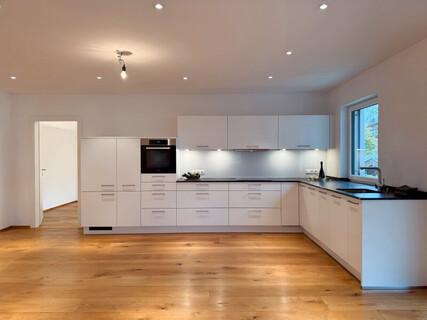 Ihr Wohlfühl-Zuhause in Niederau – elegante Wohnung mit Designküche und Balkon mit Bergblick