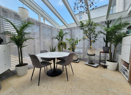 Moderne Maisonettenwohnung mit Wintergarten, Garten und Terrasse mit Whirlpool