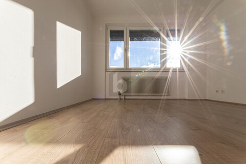 FAMILIENFREUNDLICHER LICHTDURCHFLUTETER WOHNTRAUM IN RUHELAGE MIT UNTERSBERGBLICK & SPIELPLATZ