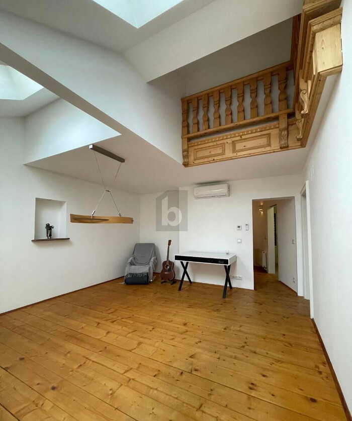 STILVOLLER DACHGESCHOSSHIT MIT BALKON