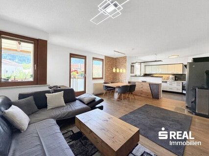 Zirl, Bahnhofstraße: 4-Zimmer-Wohnung mit Balkon, Keller, TG-Stellplatz und geschlossener Garage