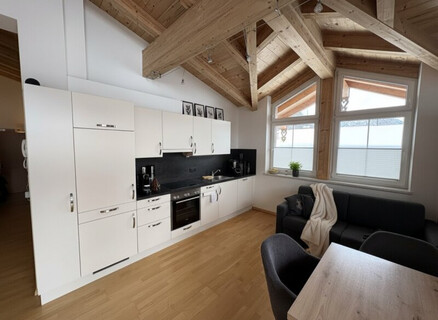 Dachgeschosswohnung mit Sichtdachstuhl & Sonnenbalkon