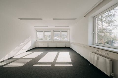 Zirl: Helles Eckbüro zu vermieten