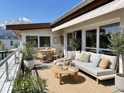 Preisreduktion! – Hochwertige Maisonettewohnung im Tiroler Landhausstil mit ca. 106 m² Wohnfläche, großzügiger Sonnenterrasse (ca. 44 m²) und zwei im Kaufpreis enthaltenen Tiefgaragenstellplätzen