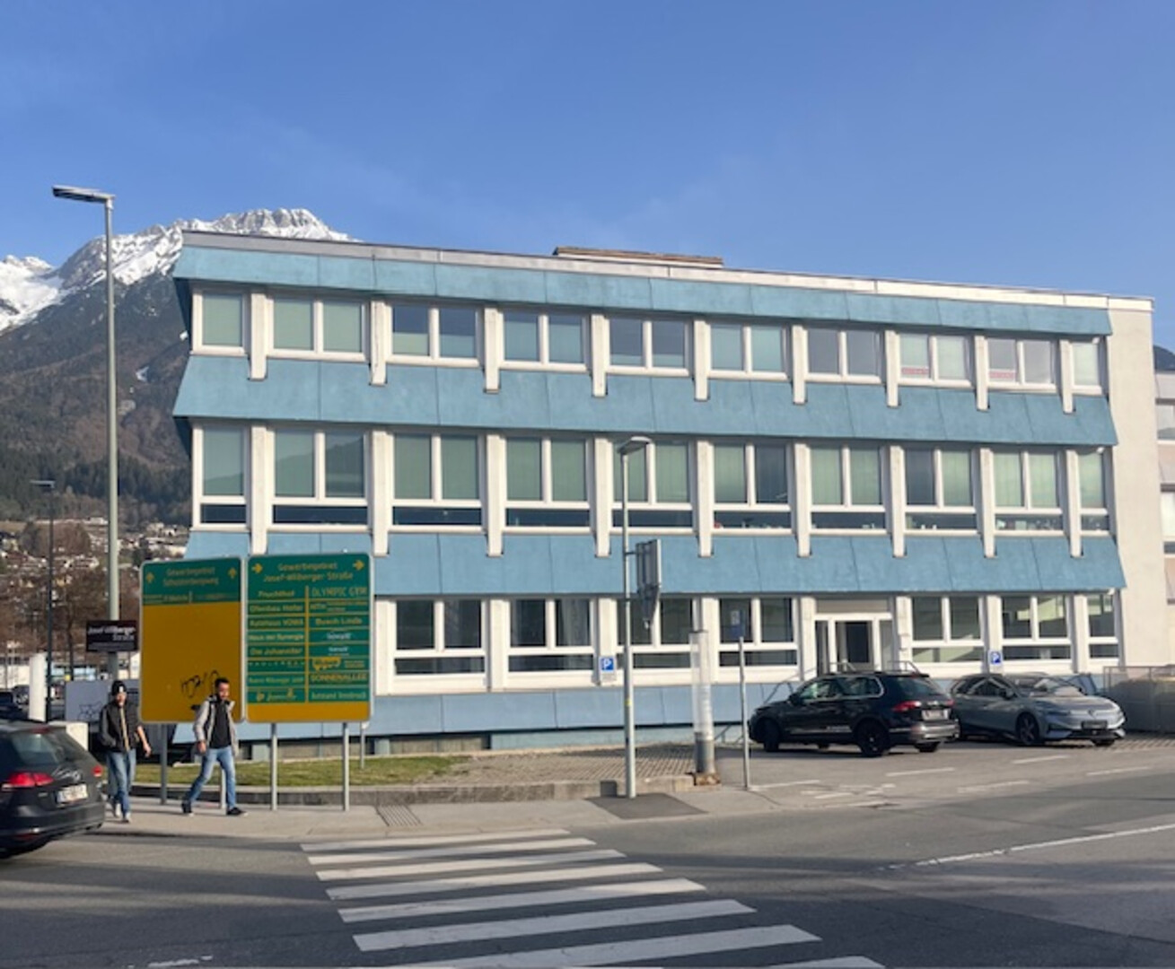 Helles Geschäftslokal/Büro mit großer Lagerfläche