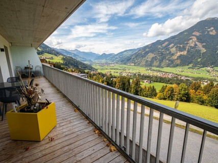 Top-Chance ! Neuwertige moderne 3-Zi-Wohnung mit großem Aussichtsbalkon & Garage