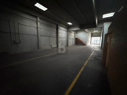 PERFEKT GELEGENE LAGERHALLE MIT BÜRORÄUMLICHKEITEN