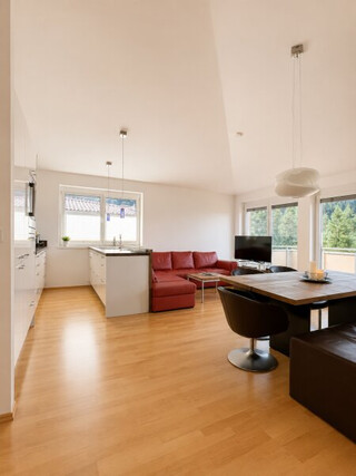 Modernes Wohnen mit Bergblick – Exklusive Dachgeschosswohnung in ruhiger Sonnenlage