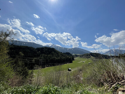 Exklusives Hanggrundstück in Axams/Omes – sonnig, ruhig, unverbaubare Aussicht – provisionsfrei