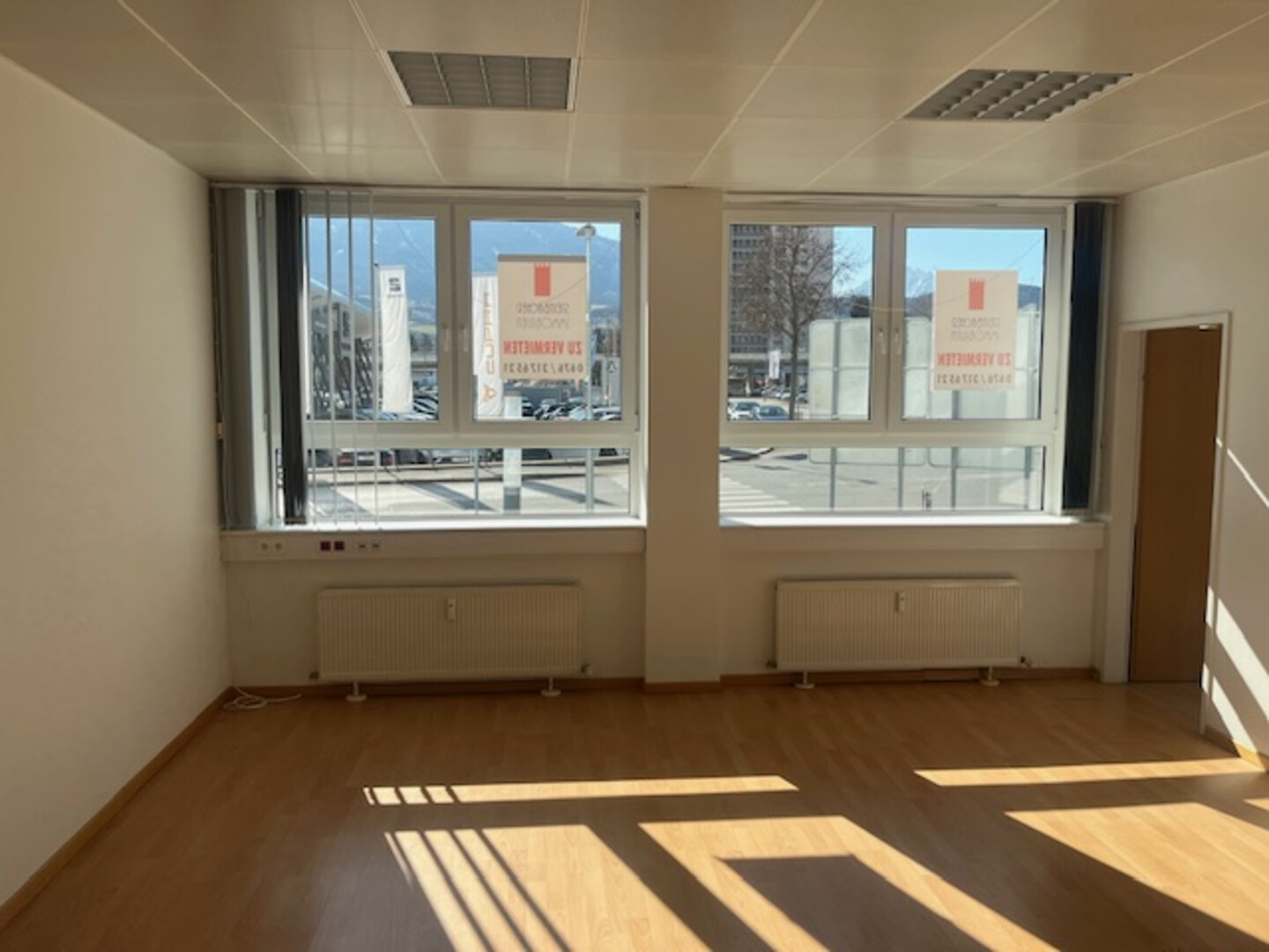 Helles Geschäftslokal/Büro mit großer Lagerfläche