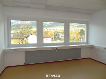 Preiswerte und barrierefrei erreichbare Bürofläche in verkehrsgünstiger Lage von Neu-Rum zu mieten