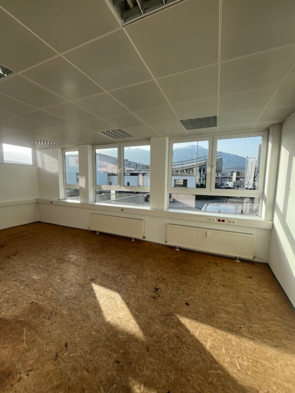 Helles Geschäftslokal/Büro mit großer Lagerfläche
