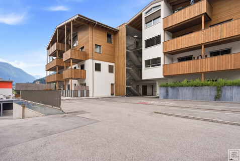 Moderne 3-Zimmer-Gartenwohnung mit sonniger Terrasse und Bergblick