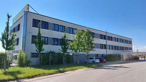 Bürogebäude neben Logistikzentrum