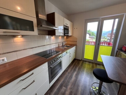 Brixlegg: Wohnen mit Gefühl – 2,5-Zi.-Wohnung mit Pelletsofen, Balkon u. Tiefgaragenplatz