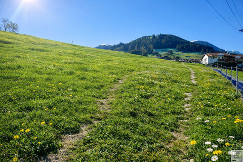 Sonnenverwöhntes Baugrundstück mit 360°-Bergkulisse