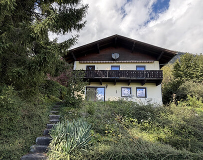 Charmantes Einfamilienhaus mit unverbaubarer Traumaussicht und 900m² Baugrund !