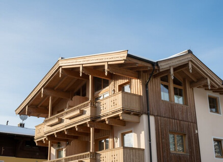 Top-Angebot ! Dachgeschosswohnung mit Sichtdachstuhl & Sonnenbalkon