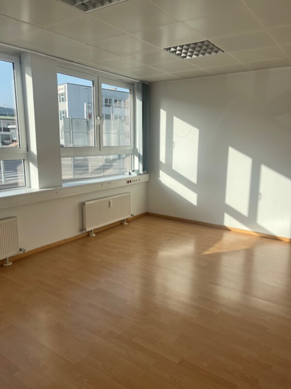 Helles Geschäftslokal/Büro mit großer Lagerfläche