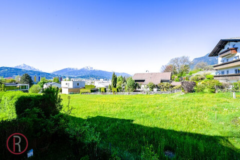 Helle Garconniere mit sonnigem Balkon, renoviertem Badezimmer und Blick auf Blumenwiesen in Arzl