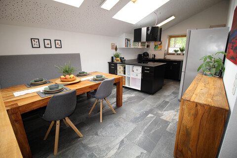 Helle Dachgeschoßwohnung mit großer Garage in Pettneu  |  ZU VERKAUFEN