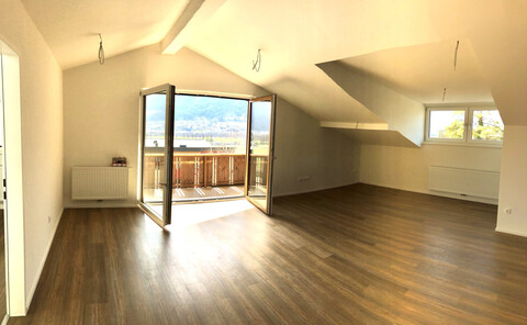 Moderne 3-Zi-Dachgeschoßwohnung mit Balkon, 2 Stellplätzen und tollen Ausblick