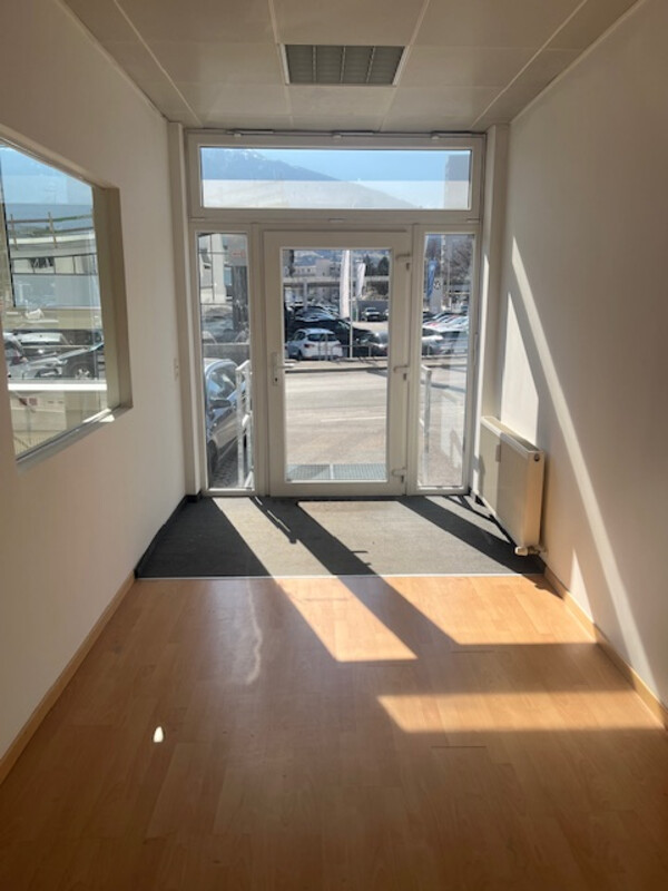 Helles Geschäftslokal/Büro mit großer Lagerfläche