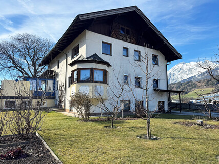 Sonnige Haushälfte mit Potential zum Ausbau und wunderschönen Garten