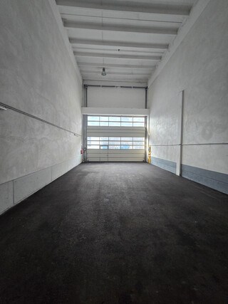 Gewerbehalle / LAGER Gewerbepark Völs / Bürocontainer / inkl. Vorplatz ca. 28m²