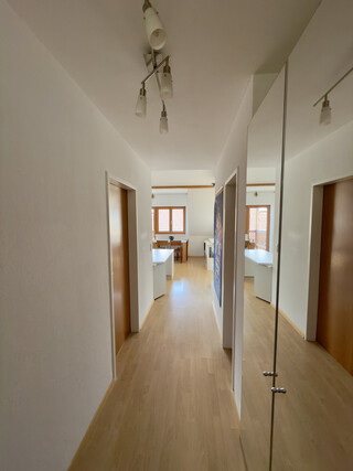 Privatverkauf – Helle, renovierte 2-Zimmer-Wohnung mit Südbalkon und Tiefgaragenplatz in Telfs