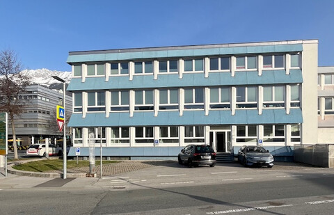Helles Geschäftslokal/Büro mit großer Lagerfläche