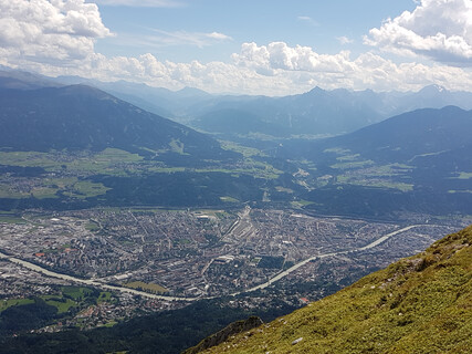 SUCHE SCHÖNE, NEUWERTIGE 2 ZIMMER WOHNUNG INNSBRUCK