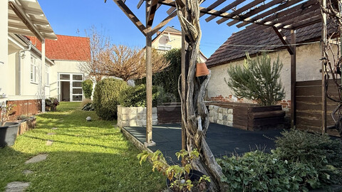 LIEBEVOLL RENOVIERTES STRECKHAUS MIT CHARMANTEM, UNEINSEHBAREM GARTEN