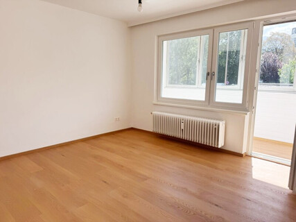 Helle 2-Zimmer-Wohnung mit verglaster Loggia und kleinem Balkon