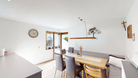 Gut erhaltene Doppelhaushälfte mit großem Garten