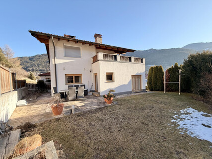 Raum für Lebensträume – Großzügiges Haus mit Garten und Garage in Steinach