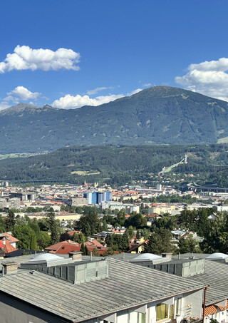 Erstbezug nach Sanierung: 2 Zimmer mit Südbalkon und Stadt- & Bergblick