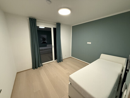 Helles Zimmer mit eigener Terrasse und eigenem Bad in Mils bei Hall – Zweier-WG, ab sofort