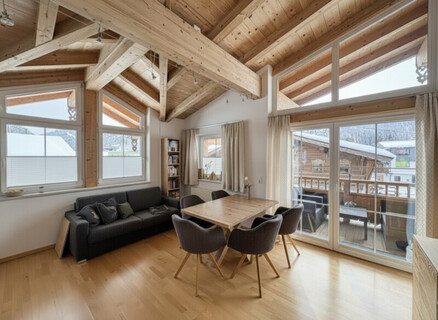 Alpine Dachgeschosswohnung mit Sichtdachstuhl & Balkon – mitten in Fieberbrunn