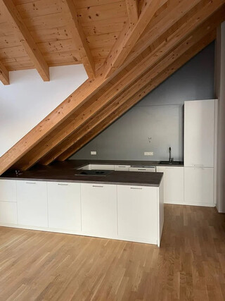 Exklusive Dachgeschosswohnung mit beeindruckendem Sichtdachstuhl und außergewöhnlicher Raumhöhe