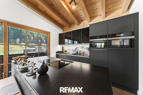 Stilvolle Dachgeschosswohnung in Ruhelage mit Premium-Ausstattung