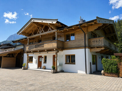 Großzügiges Tiroler Landhaus mit separater Wohneinheit in Schwendt
