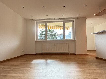 Hochrum: sonnige 3 Zimmerwohnung mit Westloggia, Panoramablick und Autostellplatz