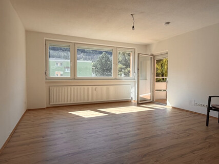 Völs: sonnige 4 Zimmerwohnung mit Südloggia und gr. Allgemeinparkplatz 